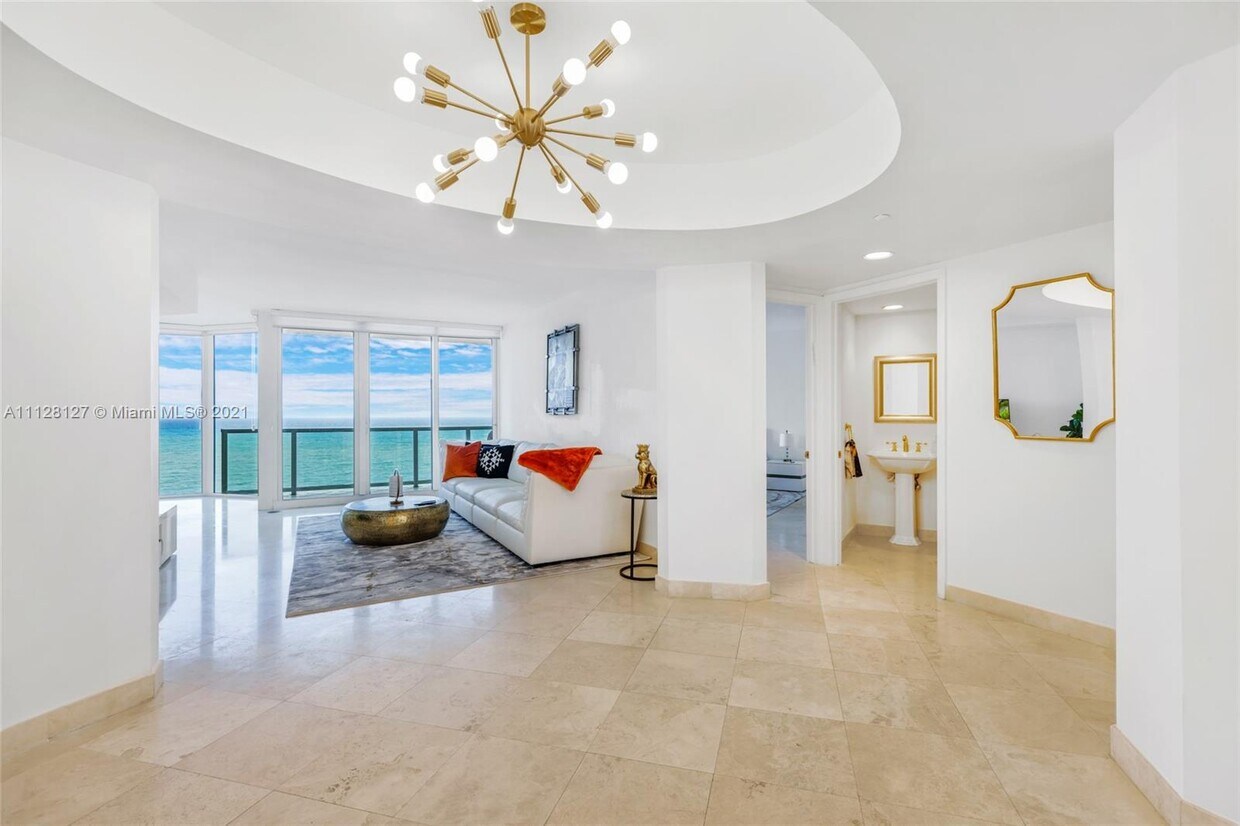 Foto principal - 19333 Collins Ave