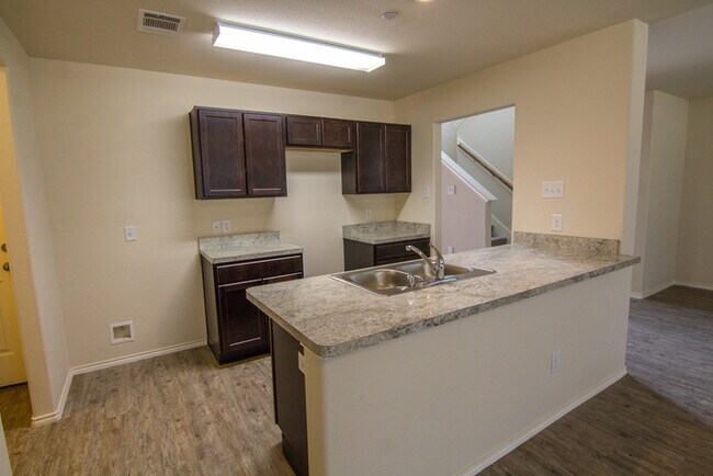 Foto del edificio - Oakwood Forest - 2029 Oakwood Forest Drive...