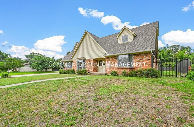 Building Photo - Centrally Located Spacious 2 Story Charmer
