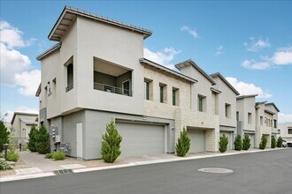 Building Photo - 600 Carriage Hill Dr