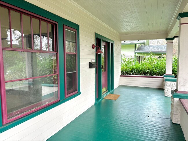 Foto del edificio - Historic and Spacious Humboldt Neighborhood Home w/ Covered Front/Back Patio and Huge Basement