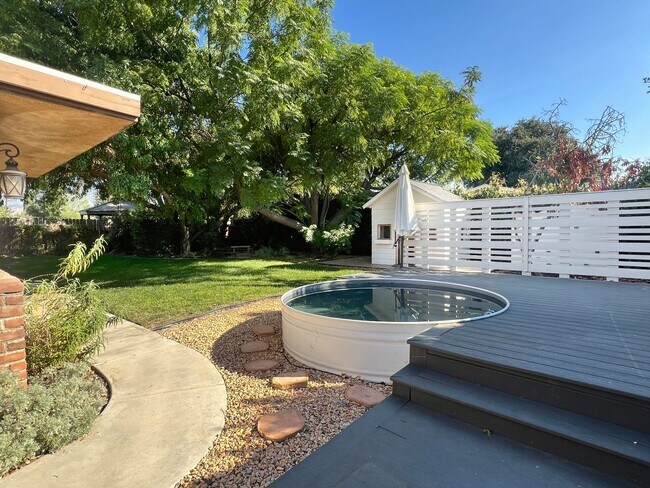Building Photo - Charming Redlands Home