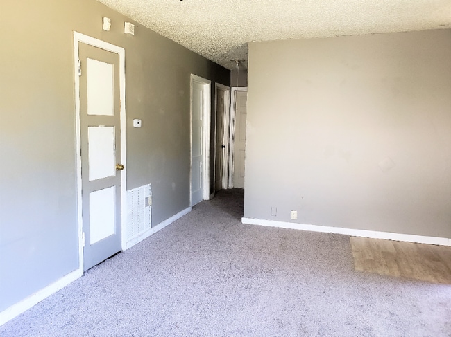 Building Photo - 4626 Hemlock Ave