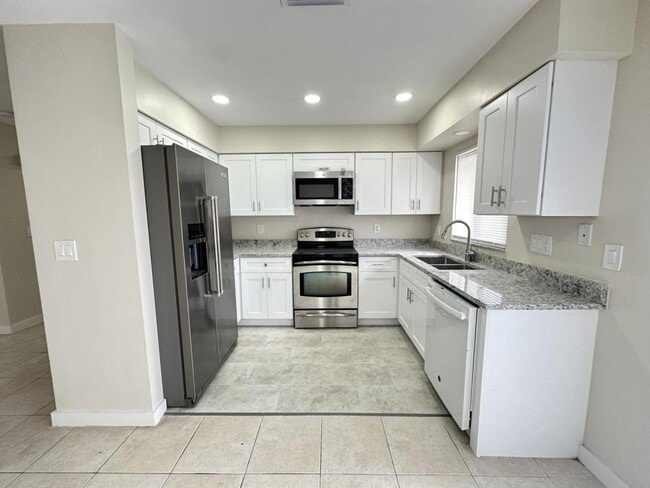 Photo - 739 NE 7th Pl House