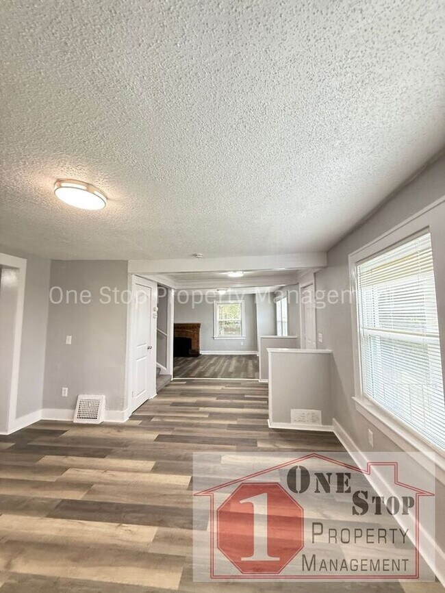 Foto del edificio - Beautiful 4 Bedroom 3 Bathroom Home in Kan...