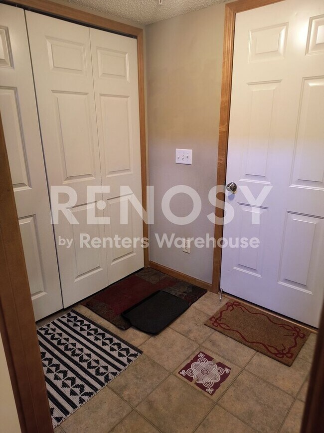Building Photo - Available July 1st 4 Bedroom 4 Bath Town House in Eden Prairie