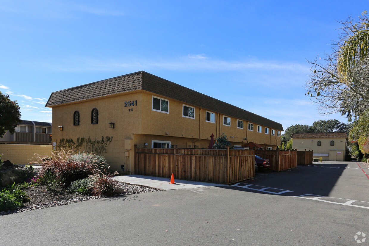 Foto del edificio - Breakwater Townhomes