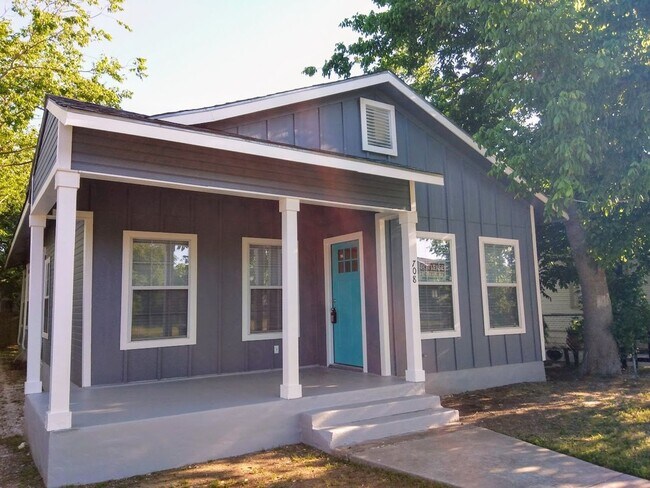Building Photo - *COMING SOON* Charming 2 Bedroom, 1 Bath N...