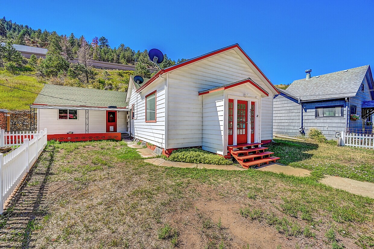 Primary Photo - 2253 Miner St
