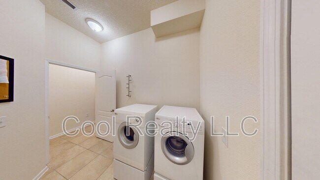 Foto del edificio - 218 Larkin Pl
