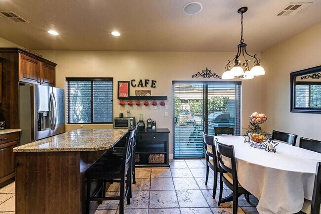 Foto del edificio - Spacious 3-Bed Townhouse Retreat in Southgate Townhomes