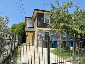 Building Photo - 3107 W Travis St