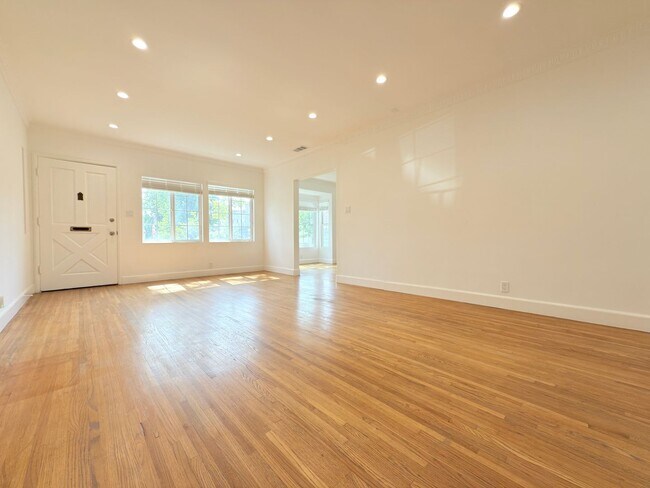 Building Photo - Rare North Hollywood Home with Bonus Space...