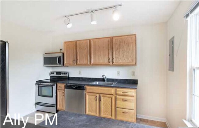 Building Photo - 1313 Villa Way