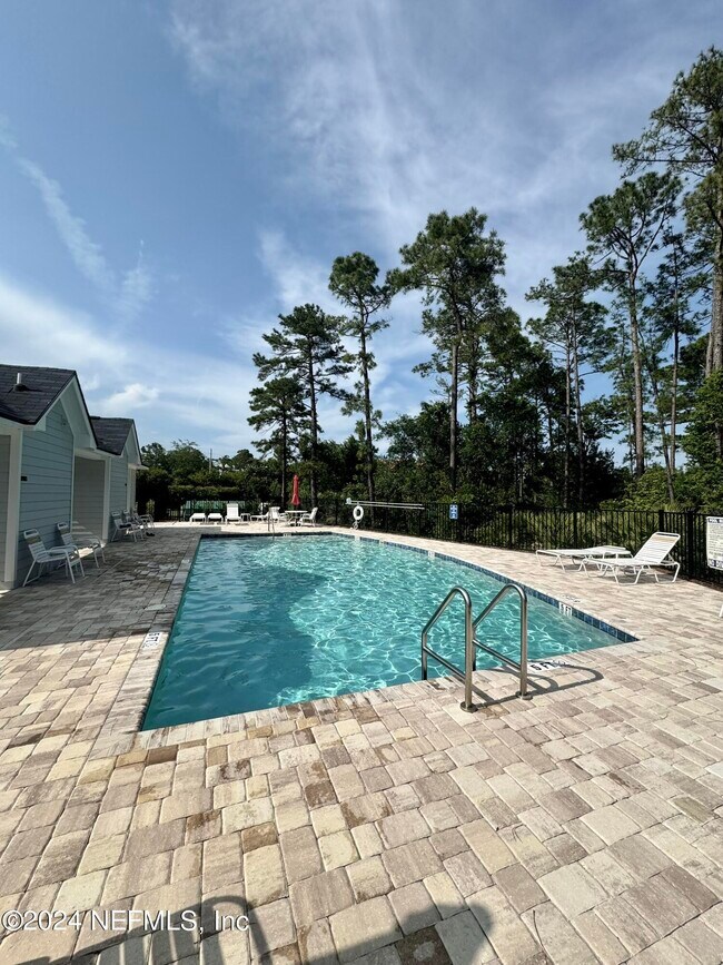 Foto del edificio - 34 Ridge Lake Rd