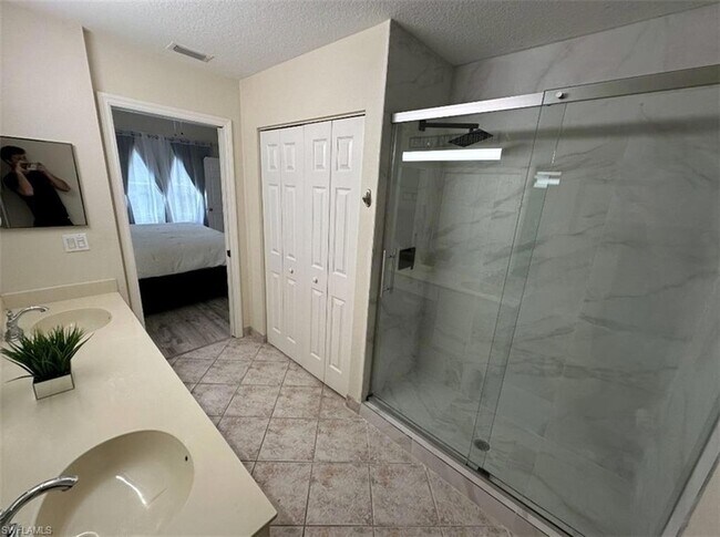 Foto del edificio - 6625 Huntington Lakes Cir