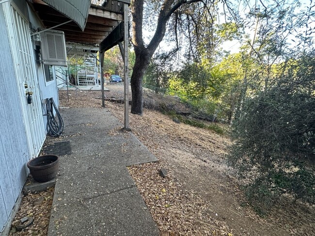 Building Photo - Adorable Downtown Unit!