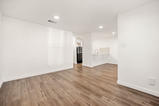 Building Photo - Updated North Austin Condo with Modern Fin...