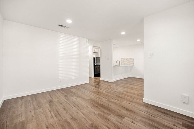 Foto del edificio - Updated North Austin Condo with Modern Fin...