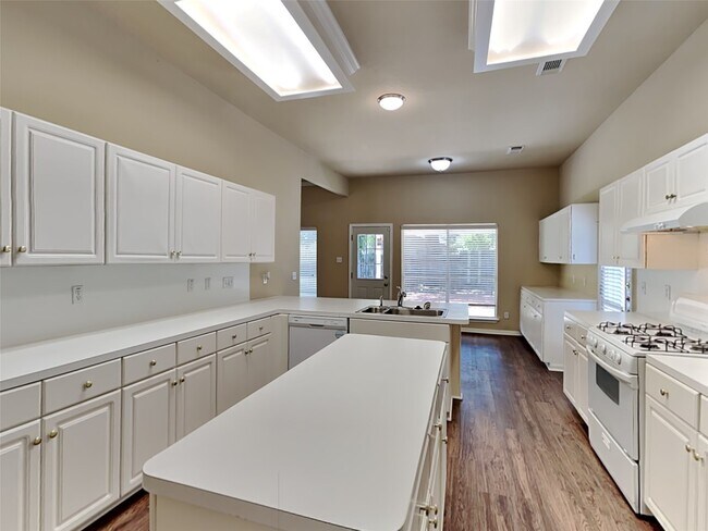 Foto del edificio - 13143 Mills River St