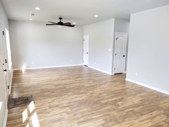 Foto del edificio - Newly constructed 3/2/1 in Sanger