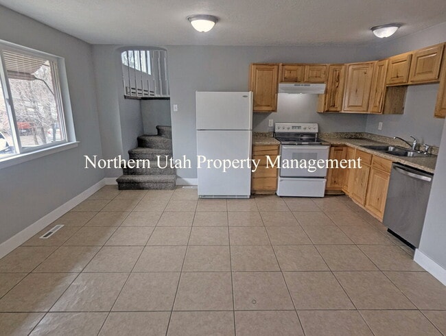 Building Photo - 4 Bed, 2 Bath