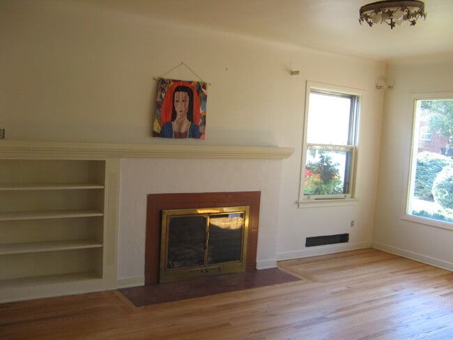 Building Photo - 324 Caliente St