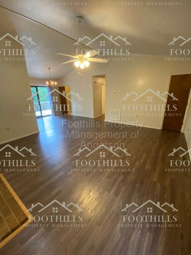 Building Photo - Inviting Retreat Close to Downtown: Firepl...