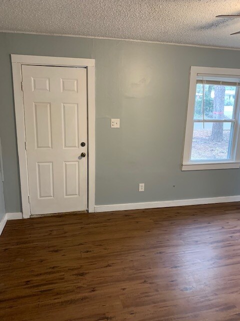 Building Photo - 4065 Hillcrest Ln W