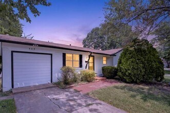 Building Photo - 909 Rosewood Hills Dr