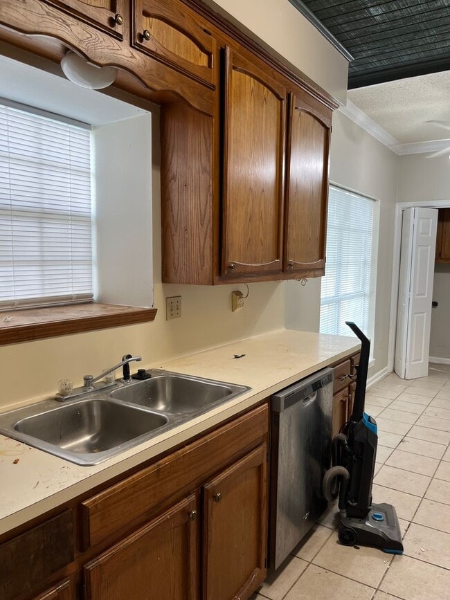 Building Photo - 3 BR/ 2 BA house in Oak Hills Area! Perkin...