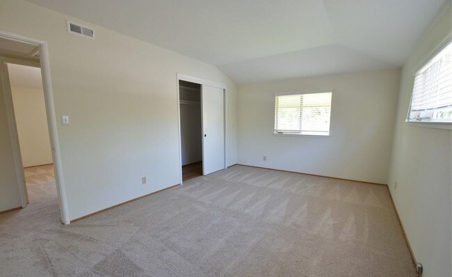 Building Photo - 1084 Rockefeller Dr