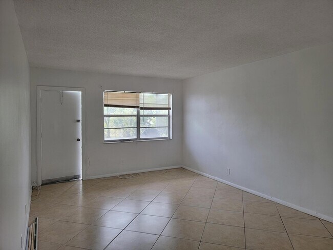 Foto del edificio - 4310 NW 12th Ct