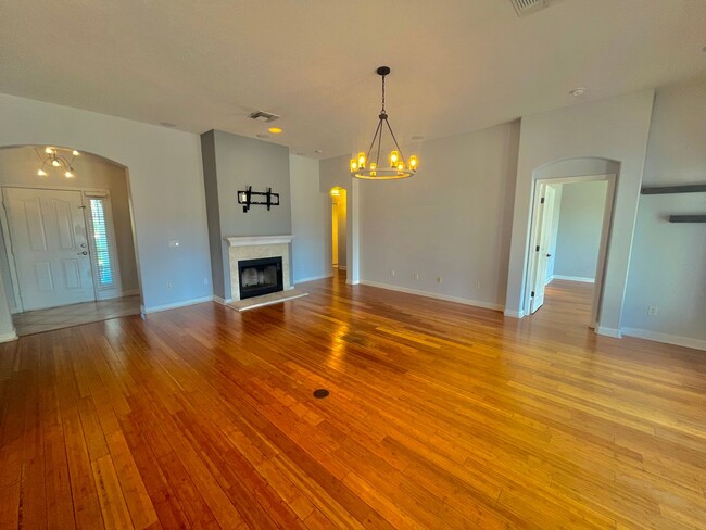 Foto del edificio - Gorgeous 4 Bed 2 Bath Home for Rent in Apo...