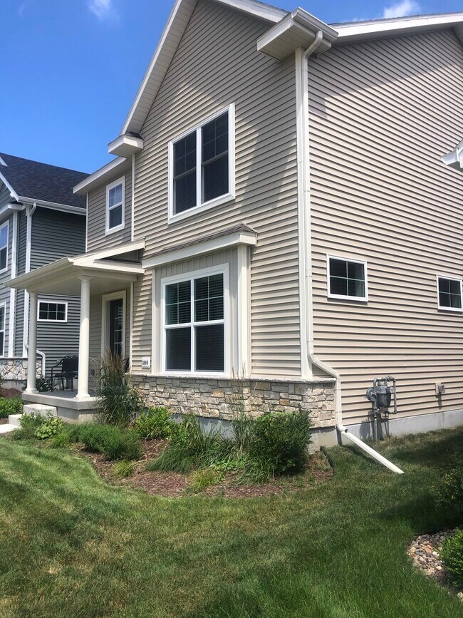 Building Photo - 2898 S Syene Rd