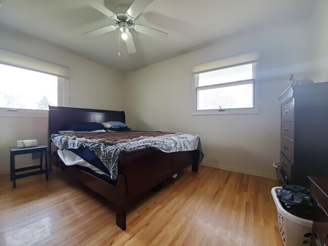 Foto del edificio - 2426 23rd Ave NW