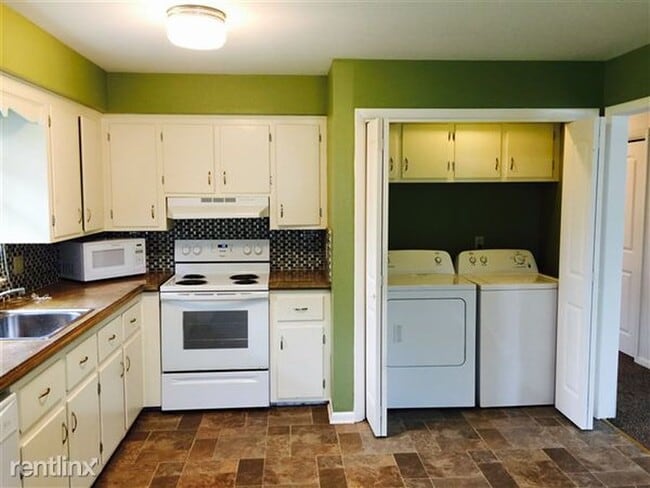 Building Photo - 1405 Arbutus Dr