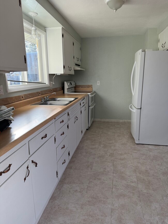 Building Photo - 2000 Lampman Rd