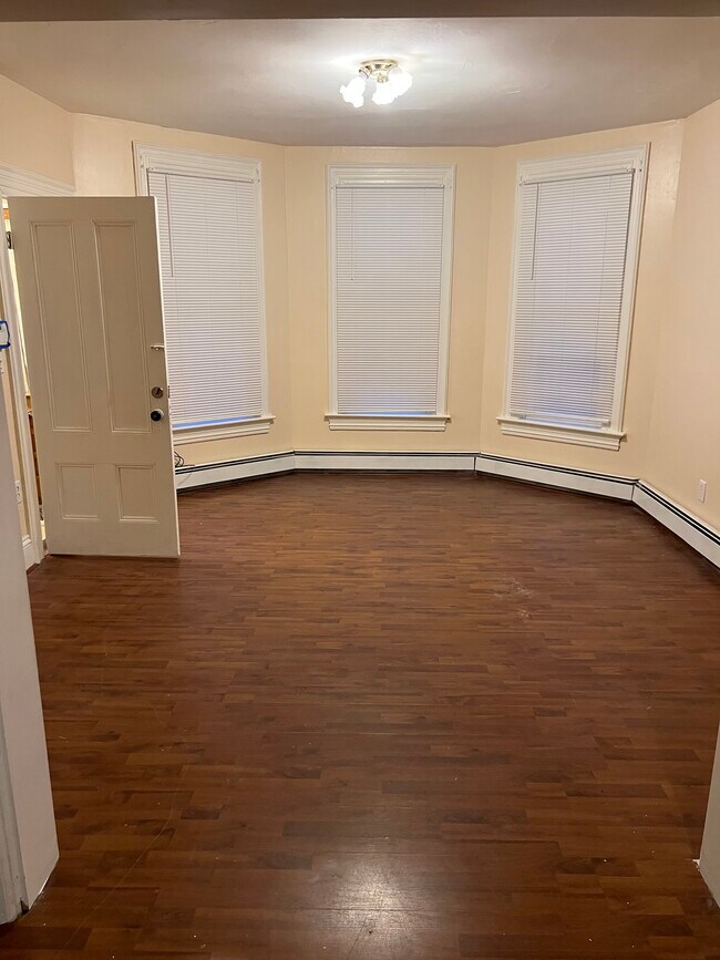 Foto del edificio - 454 Chalkstone Ave
