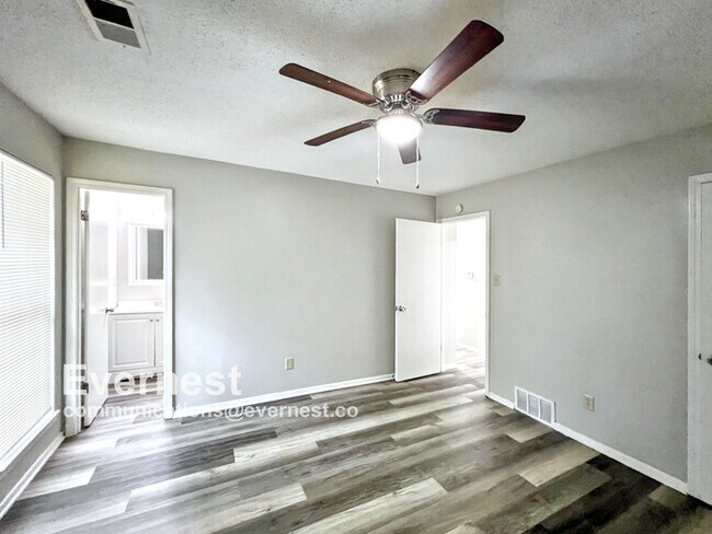 Foto del edificio - 6123 Kensington Cir