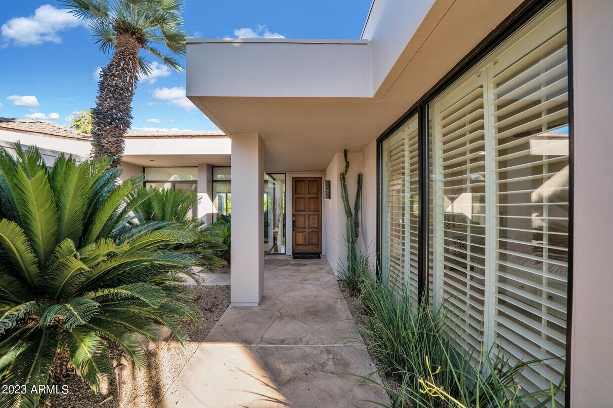 Primary Photo - 8565 E Vista Del Lago