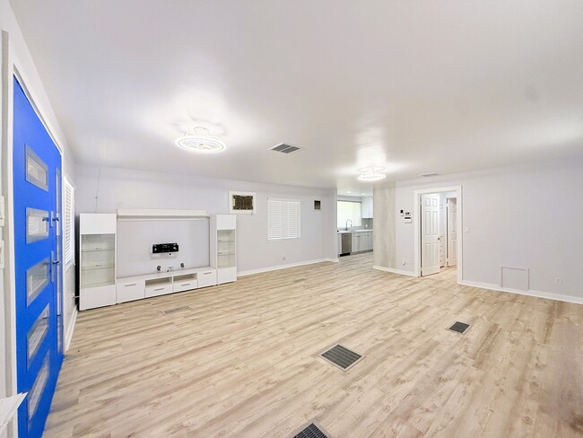 Building Photo - AVAILBLE NOW !! 2 Bedroom 2 Bathroom Apart...