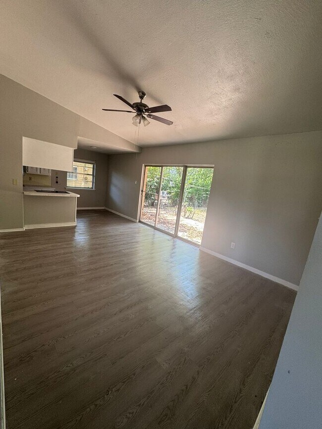 Foto del edificio - 2604 Timberlake Dr