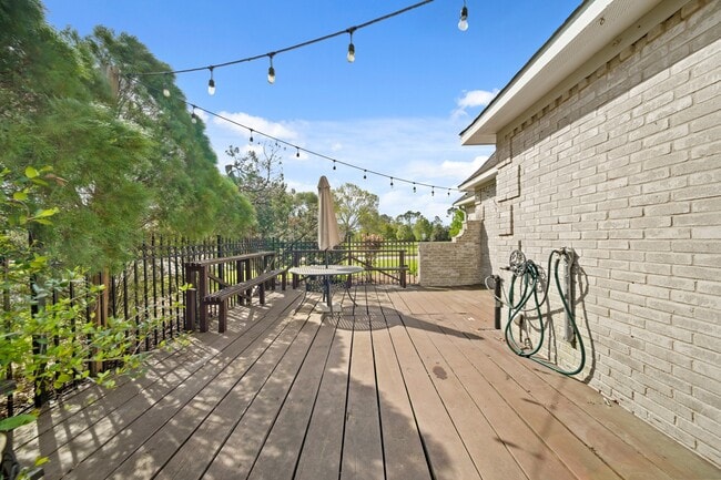 Building Photo - 3002 Hampton Dr