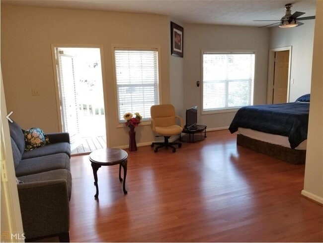 Building Photo - 1250 Parkwood Cir SE