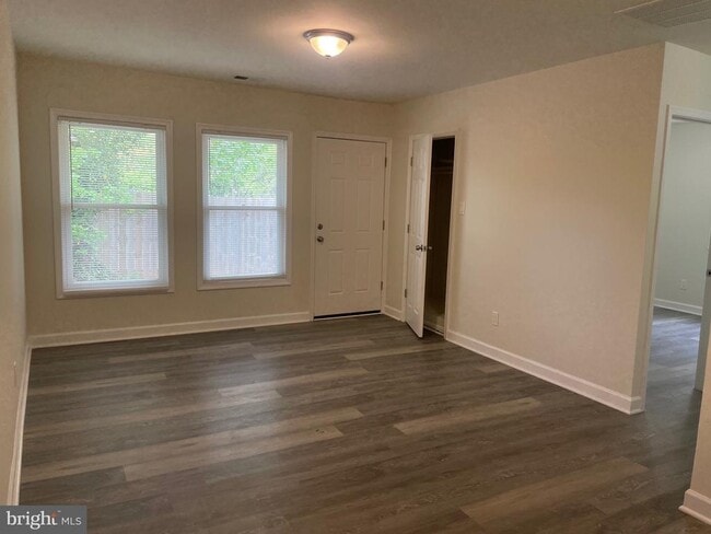 Foto del edificio - 7702 Normandy Rd