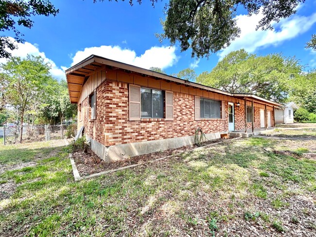 Building Photo - 3 Bed, 2 Bath Home – Fully Equipped & Move...
