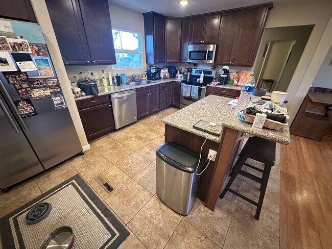 Building Photo - Charming 3 Bed 2 bath house