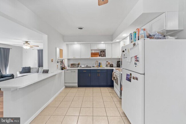 Building Photo - 10 N Meadow Dr