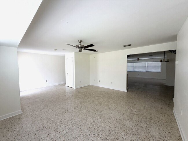 Building Photo - 3/2/1 car garage in S. Ft. Myers Off Cypress Lake!